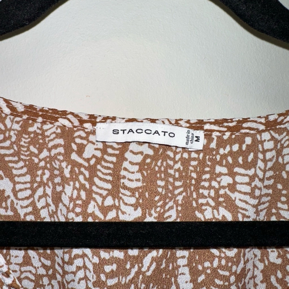 Women's Staccato Brown & White Print Top Size Medium Ruffle Bottom V-neck Blouse - Picture 2 of 8